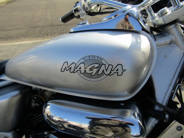 z_V-TWIN}OiiQRsj摜13